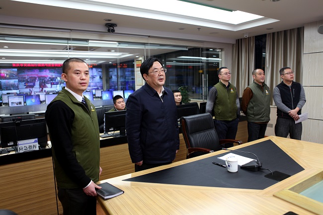 ??017年)12??9日,市交通党委书记??市交委主任乔墩在市交通调度中心了解元旦前交??运行情况。刘正林 摄_副本.jpg